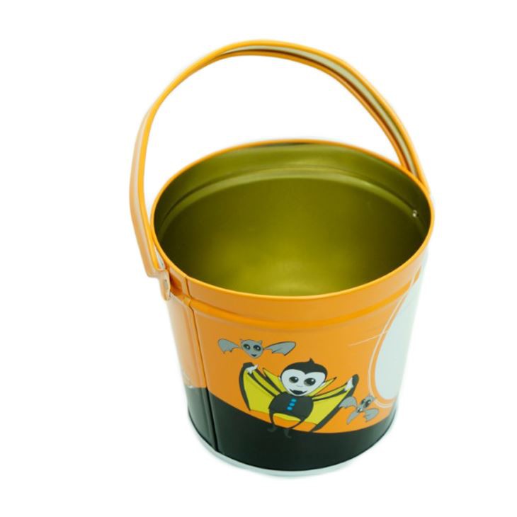 Käepidemega väike kingitud plekk-ämber